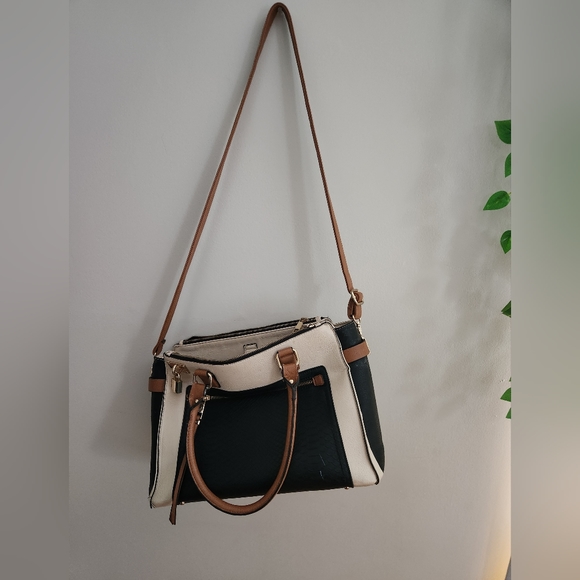 ALDO cross body hand bag. SEE 2ND PICTURE. - Picture 6 of 8